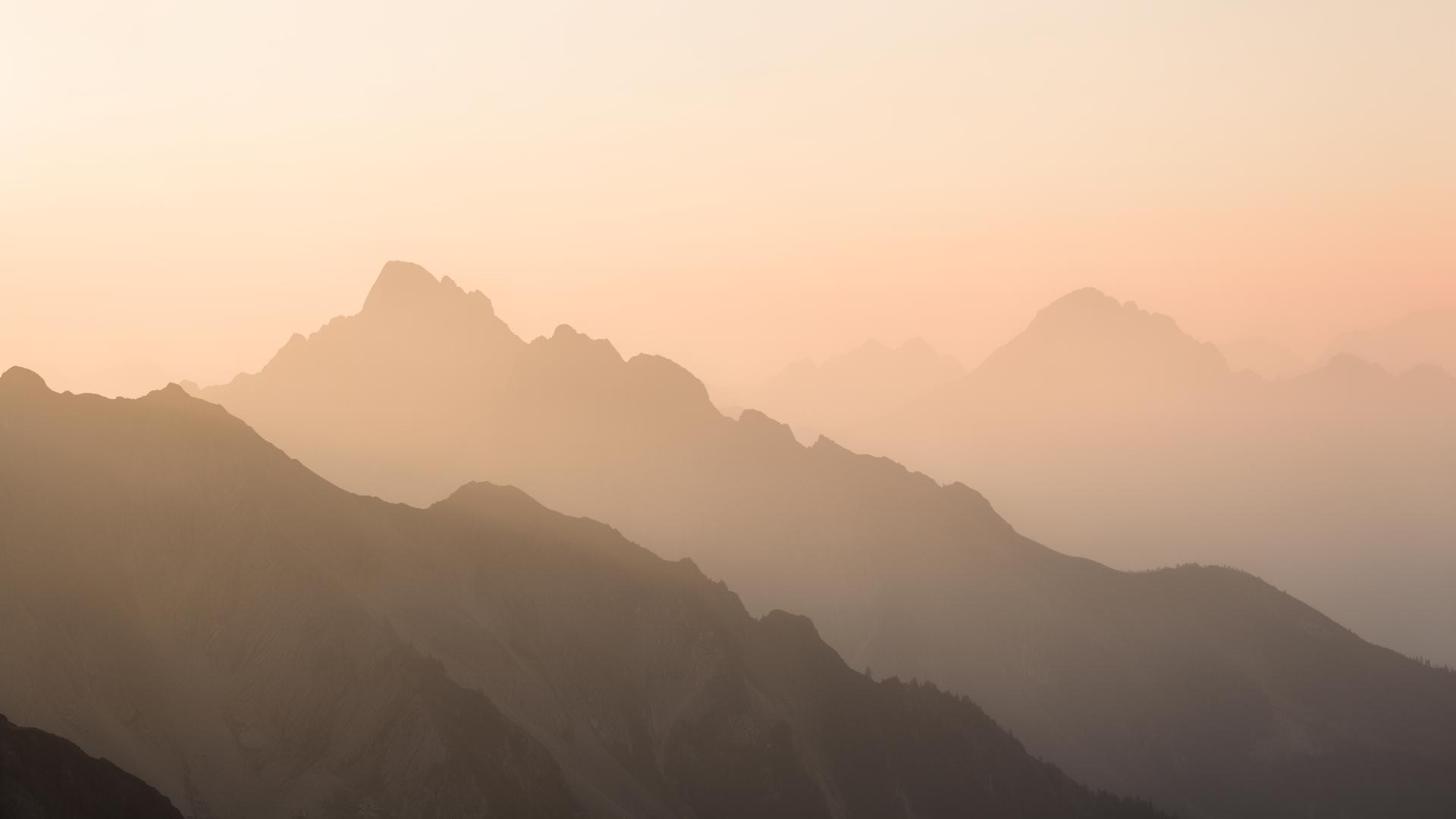Alpiner Bergkamm bei Sonnenaufgang