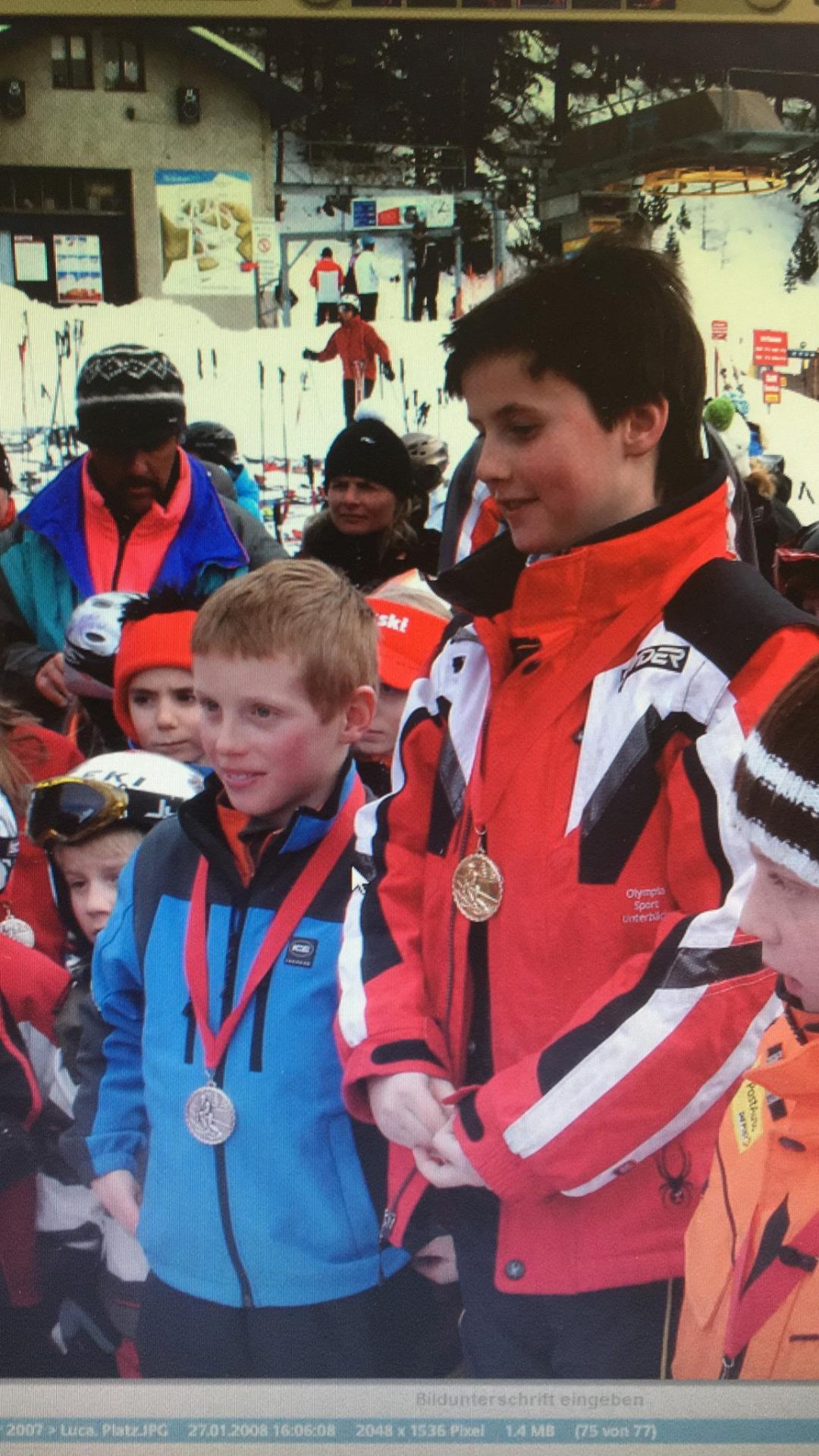 Dani und Luca als junge Skirennfahrer